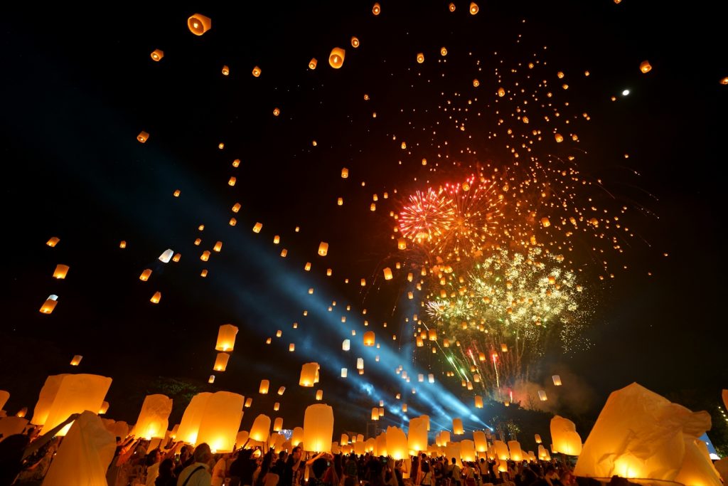 2019年 チェンマイ イーペン祭り(コム ...