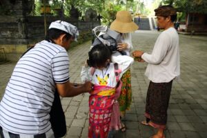 腰に布を巻いて入場