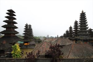 メルが立ち並ぶ境内