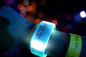 色とりどりに光るブレスレット